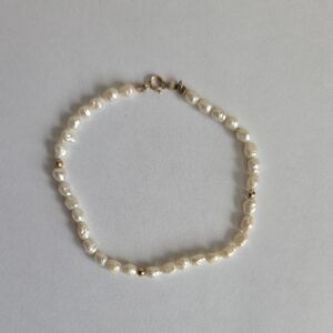 Elegant Pearl Bracelet with Gold Accents
